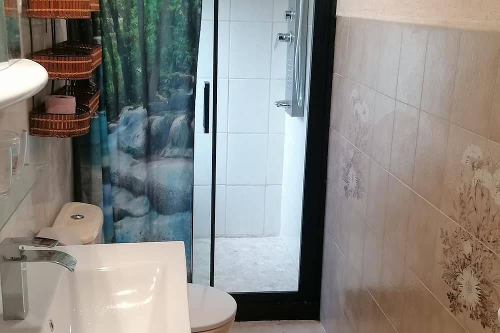 Geheel appartement, Onafhankelijke begane grond studio in onroerend goed met parkeerplaats in Flayosc, Draguignan en omgeving