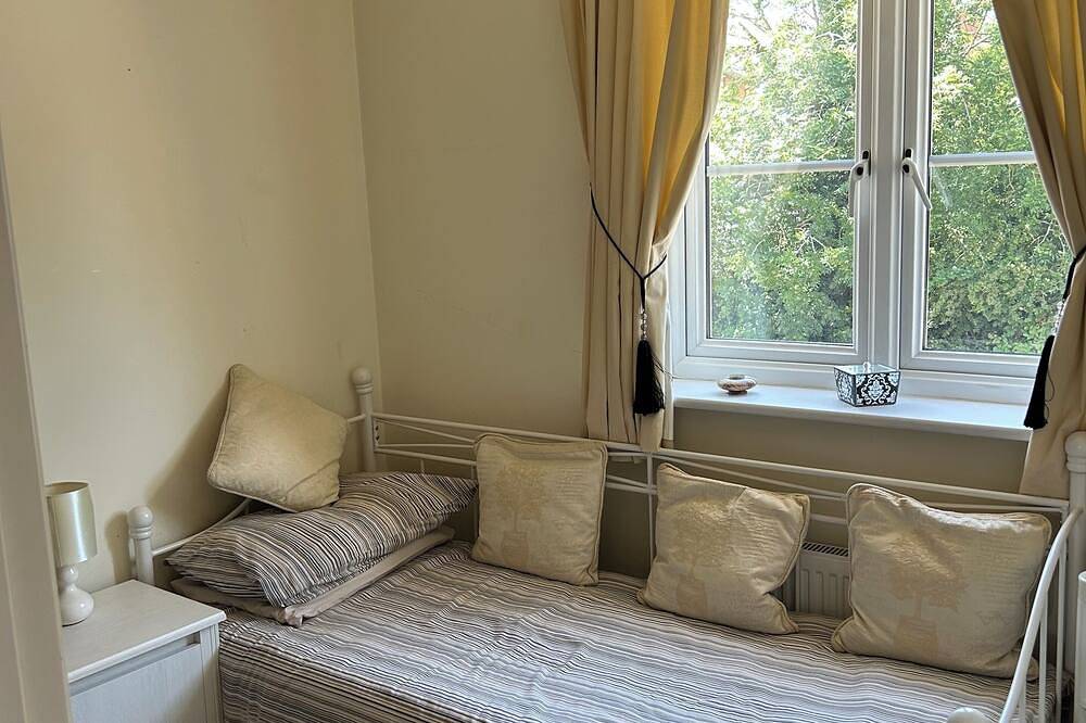 Charming 5-Bedroom Guesthouse in a Peaceful Location Near Northampton Centre in Upton (Northamptonshire), Northampton