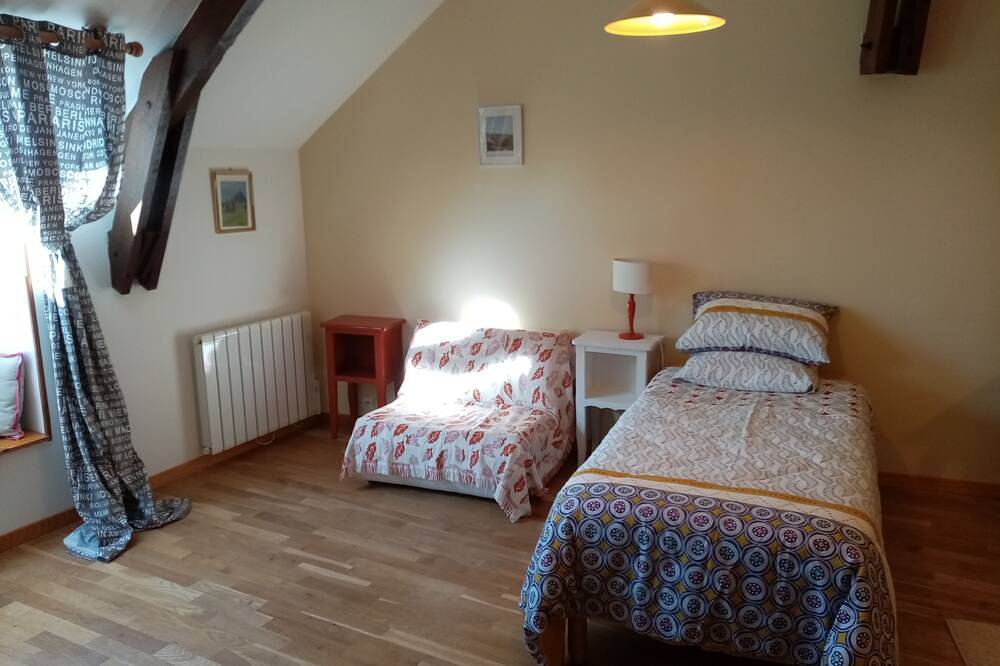 Chambre spacieuse Jaune - Petit dejeuner inclus in Gavray, Région de Coutances
