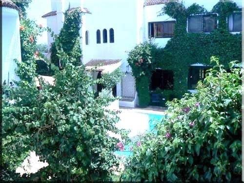 Hôtel pour 3 personnes, avec piscine et bassin pour enfant ainsi que jardin et vue