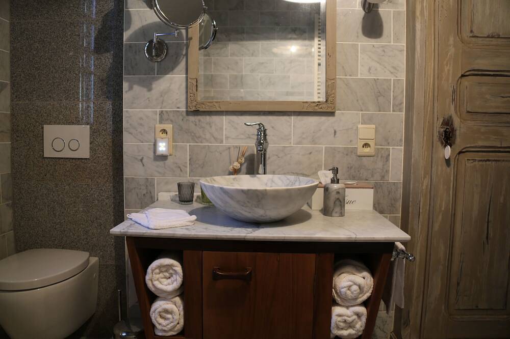 Trumpet House. Old charm and new luxury with sauna and outdoor jacuzzi. in Kessel-Lo, Leuven