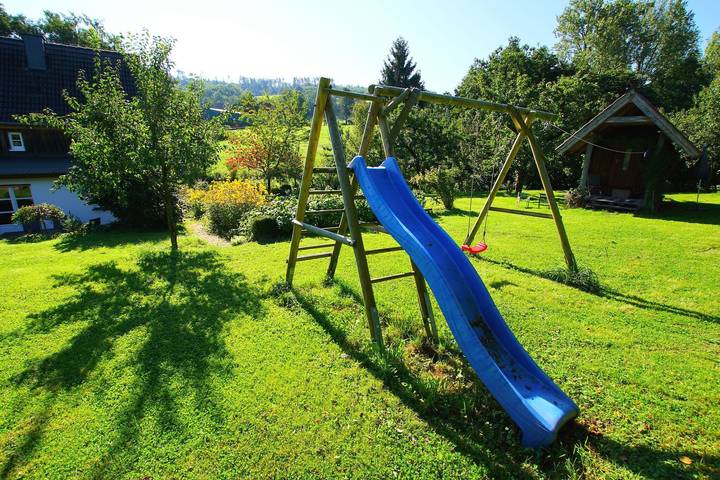 Ferienhaus Titz mit privater Terrasse, Garten und Wlan in ruhiger Lage in Sundern, Hochsauerlandkreis
