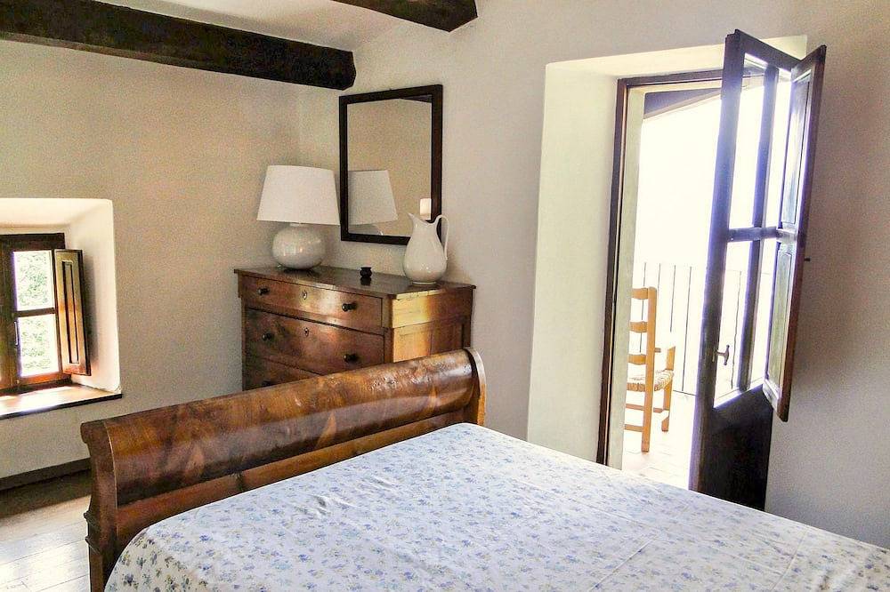 Private pool with hydromassage & shallow platform. Sleeping 6 (2 1/2 bathrooms) in Castiglione di Garfagnana, Garfagnana