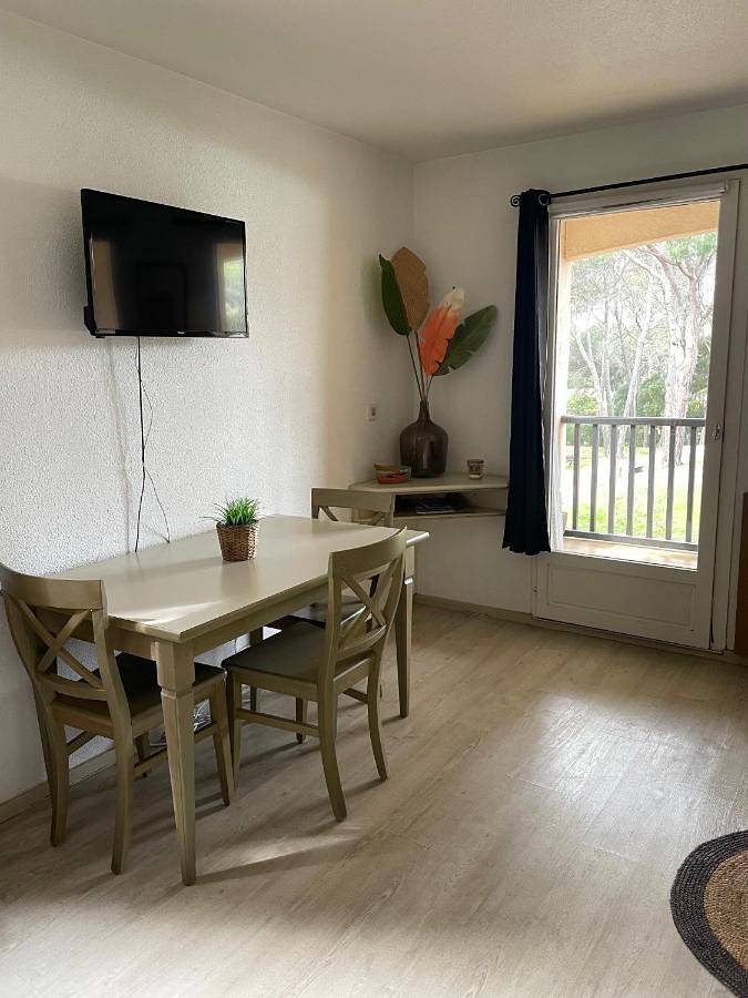 Gîte pour 4 personnes, avec jardin et terrasse ainsi que vue et piscine, animaux acceptés dans Golf et Tennis Club de Valescure - 4