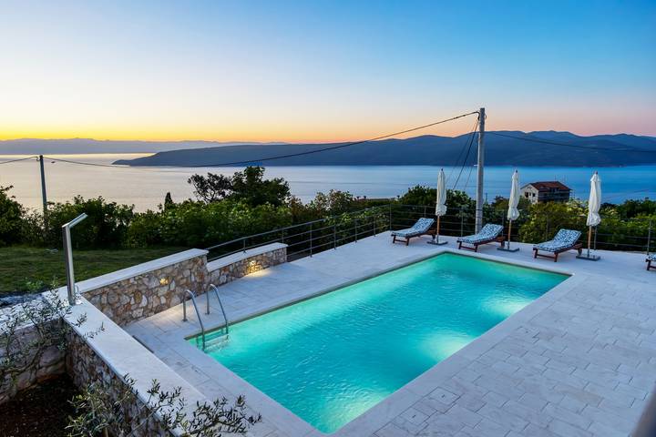 Villa für 8 Personen, mit Terrasse und Pool - 1