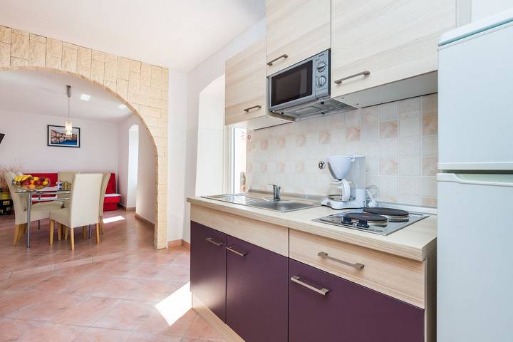 Ganze Wohnung, Ferienwohnung nur 700 Meter bis zum Sandstrand mit Pool, Küche, Bad, Balkon, BBQ in Medulin Stadt, Medulin