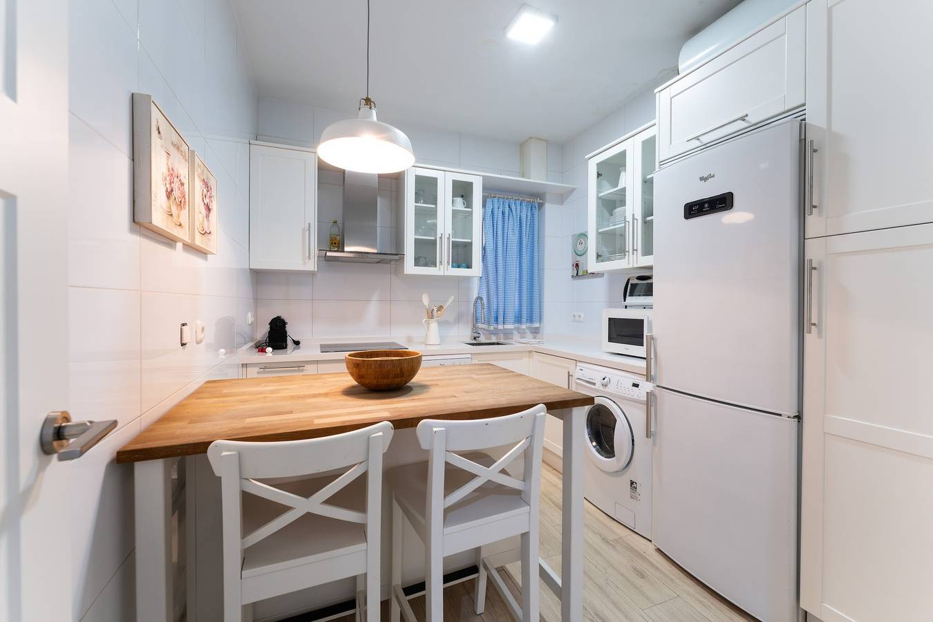 Apartamento entero, Apartamento 'Atarazanas Suite 2 dormitorios' con balcón, Wi-Fi y aire acondicionado in Malaga Centro Historico, Málaga