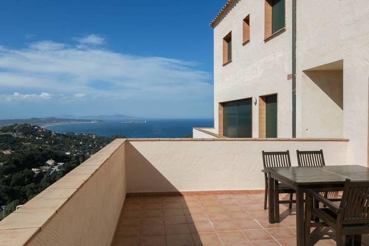 Appartamento intero, 2 bedroom apartment close to the center of Begur. Terrace and panoramic sea views in Begur Centre, Begur