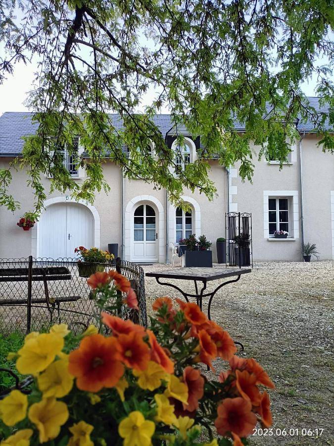 Chambre d’hôte pour 2 personnes, avec Terrasse ainsi que Jardin et Vue à Bouges-le-Château