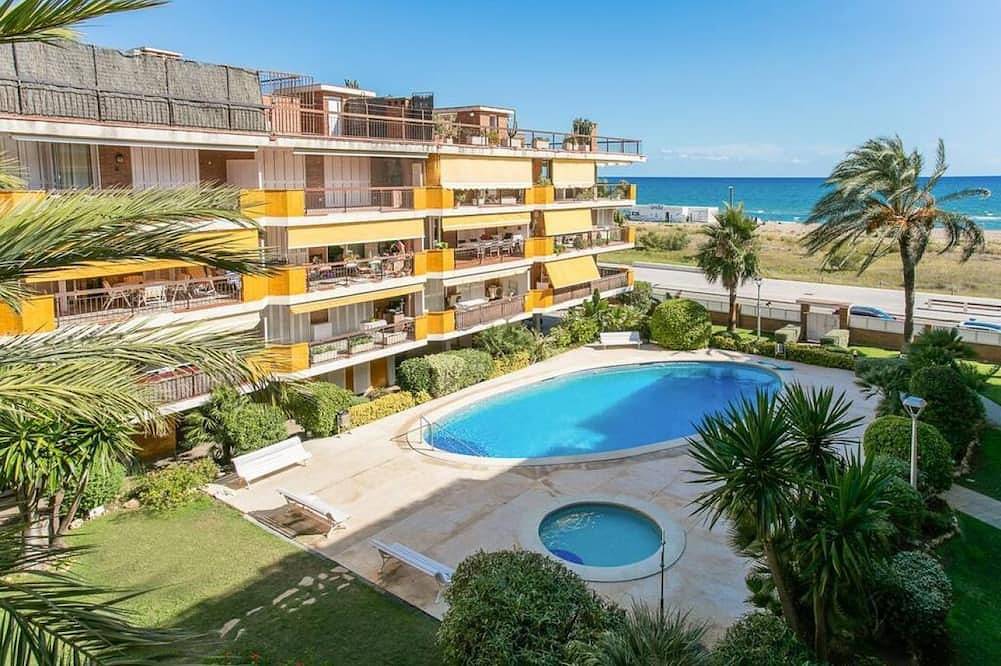Entire apartment, Unique Sea views & Beachfront Apartment in Castelldefels, Baix Llobregat