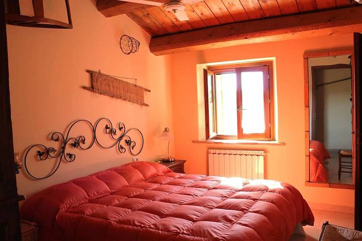 Appartamento intero, Casale in collina. Appartamento Romantico per 2 persone. Vista panoramica! in Urbino, Pesaro-Urbino