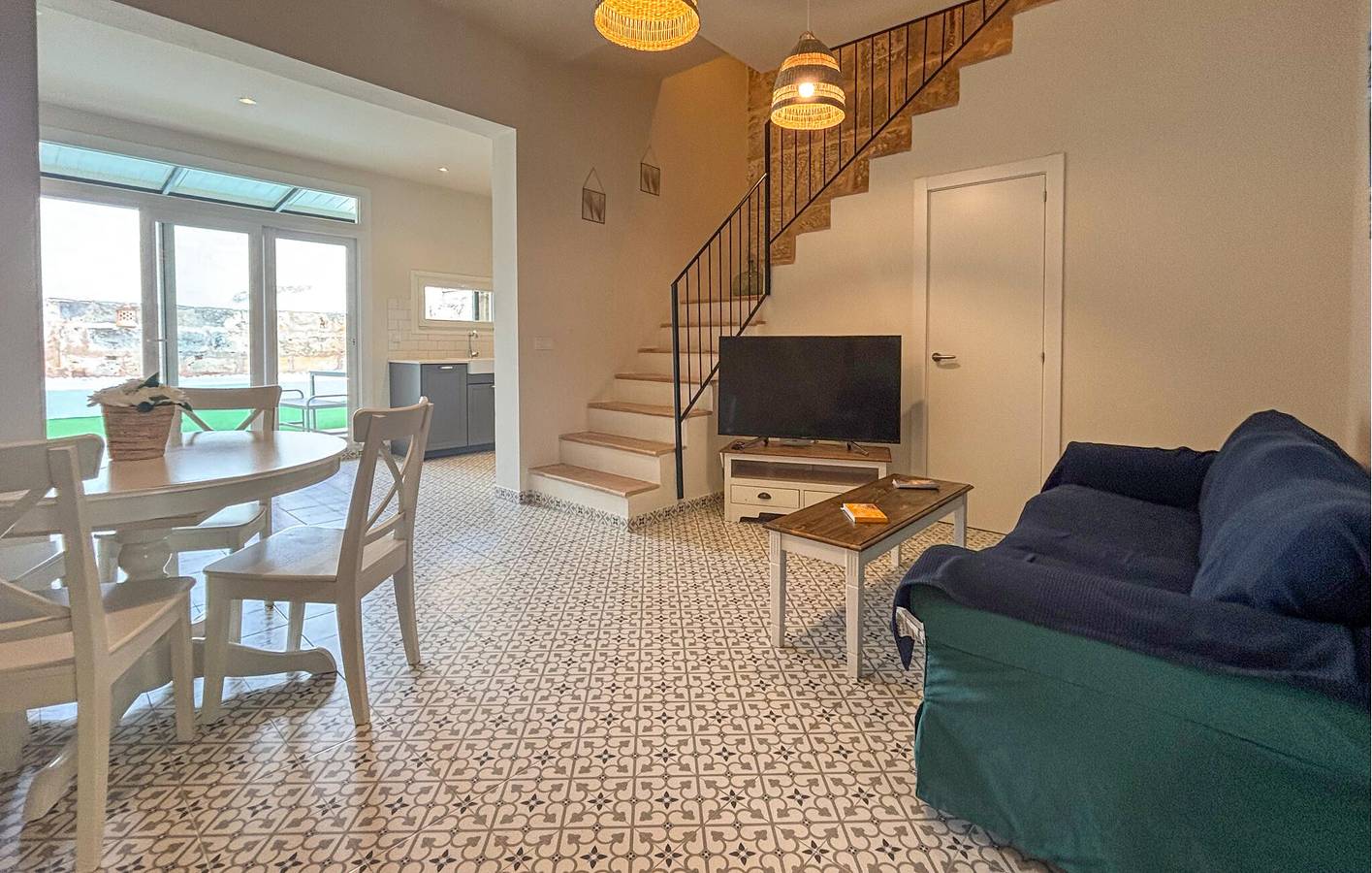 Moderno apartamento de 1 dormitorio con piscina y cocina, a pocos pasos de restaurantes locales. in Petra, Interior de Mallorca