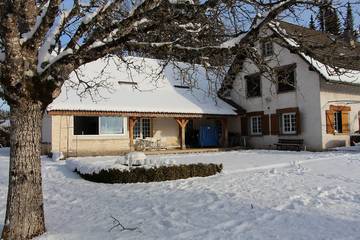 Gîte pour 4 personnes, avec jardin et terrasse à Échallon
