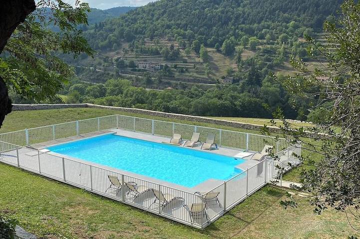 Château pour 30 personnes, avec Terrasse et Jardin en Ardèche
