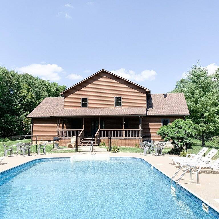 Cmr Hideaway Lodge poolside Barren County near Barren River Lake in Barren County