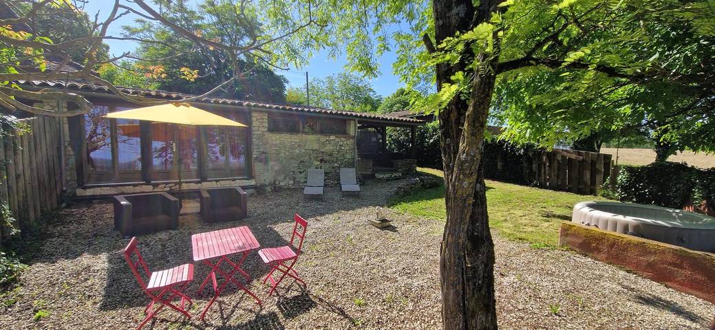 Gîte pour 2 personnes, avec jacuzzi et piscine, animaux acceptés à Douzains