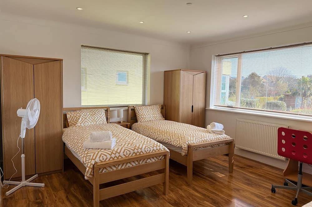 Entire apartment, Welcome to your perfect coastal getaway in Palm Bay with Stunning Sea Views! in Botany Bay, Kent