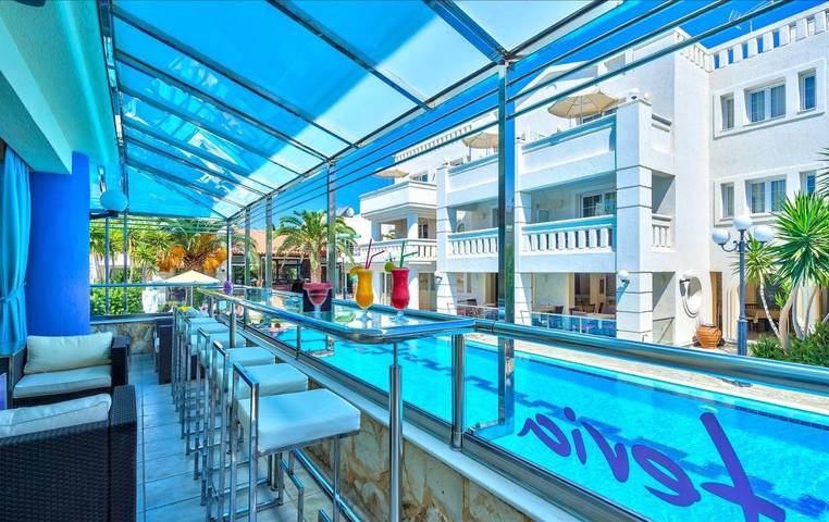 Hotel para 5 personas, con piscina además de jardín y vistas - 1