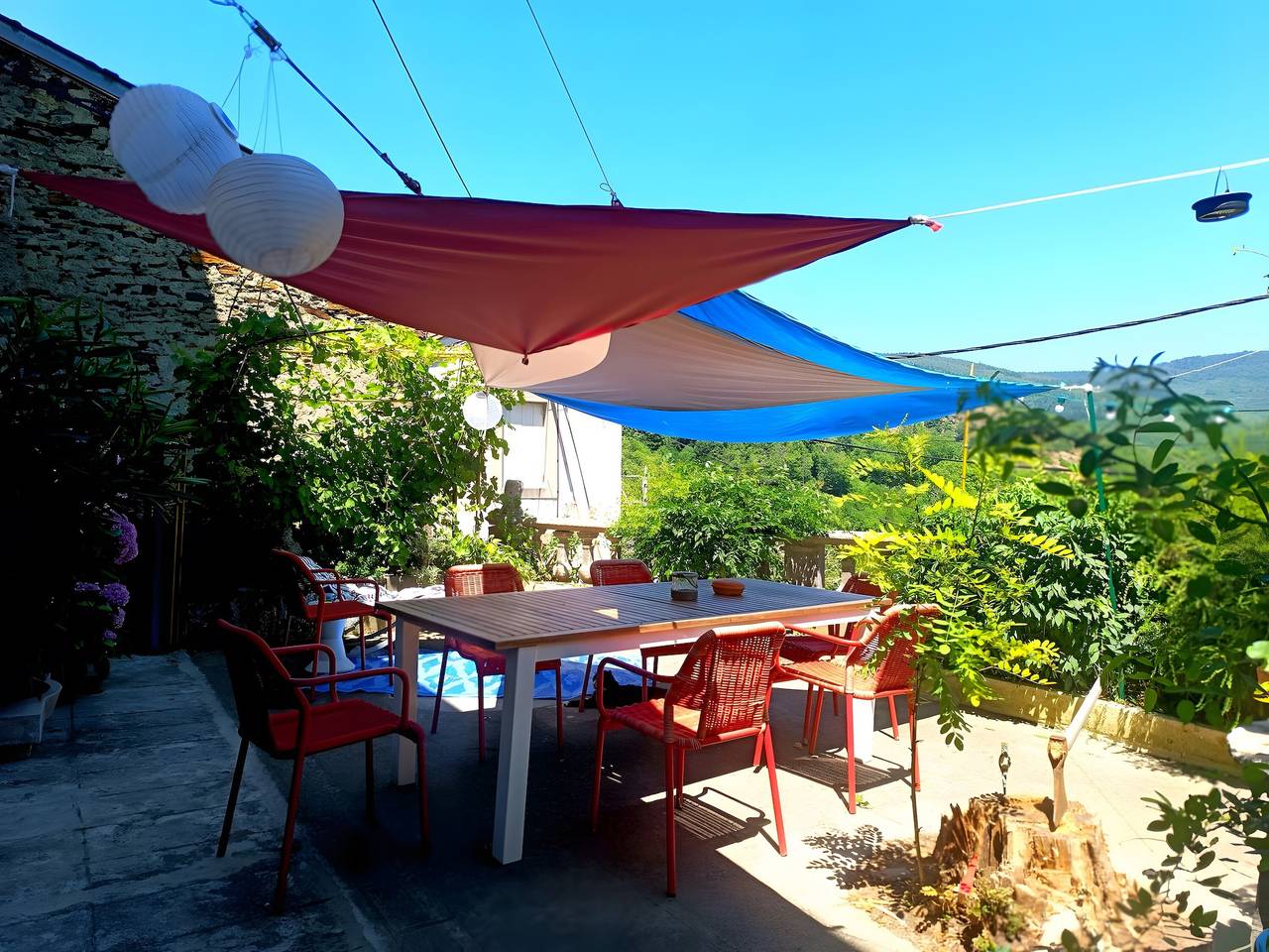 Chambre d'hôtes « Montagne Noire, Chez "Pinceau" » vue montagne, terrasse partagée et Wi-Fi in Lespinassière, Région de Carcassonne