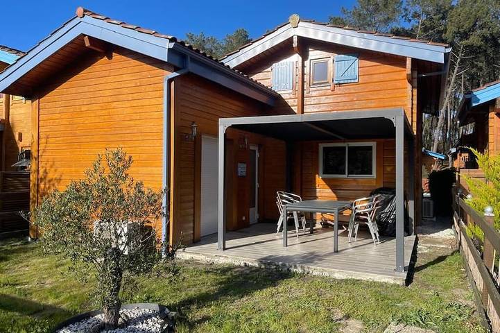 Chalet pour 8 personnes, avec terrasse ainsi que jardin et piscine, animaux acceptés