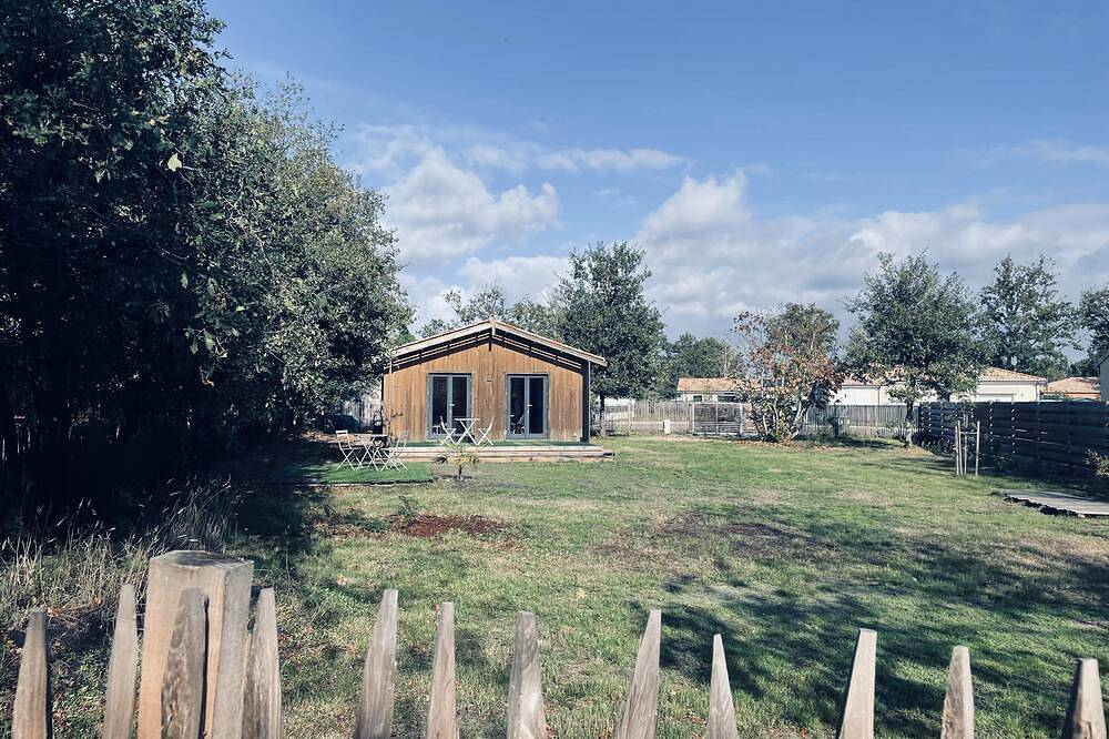 Small wooden house on the edge of a forest in Hourtin, Lesparre-Médoc region