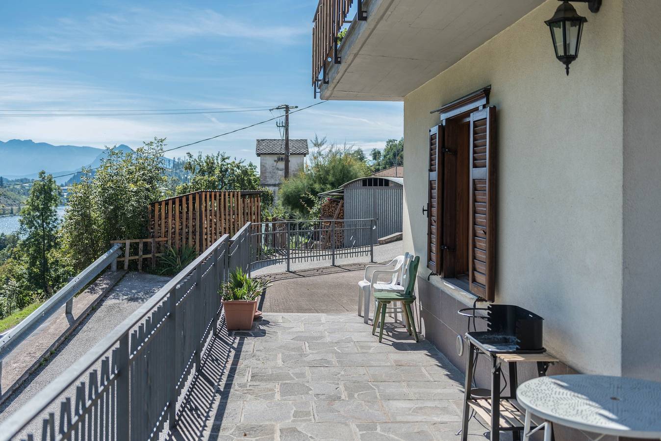 Ganze Wohnung, Haustierfreundliche Ferienwohnung 'Tra i Due Laghi' mit Seeblick & Terrasse in Cagnotti, Baselga di Pinè