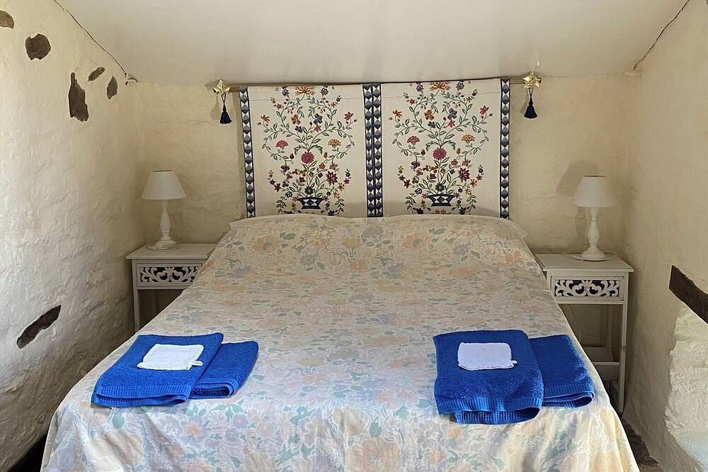 Gîte Traditionnel de Charme avec Jardin - Idéal Couples et Petite familles in Breuil-Barret, Fontenay-le-Comte