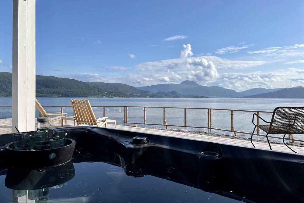 Villa Blue Dream - Traum Ferienhaus in direkter Fjordlage mit Jacuzzi & Sauna in Kristiansund, Nördliches Fjordnorwegen