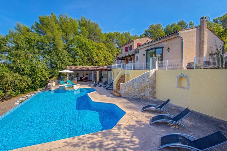Amplia Villa Colombes con vistas, aire acondicionado y piscina infinity in Draguignan, Region de Draguignan