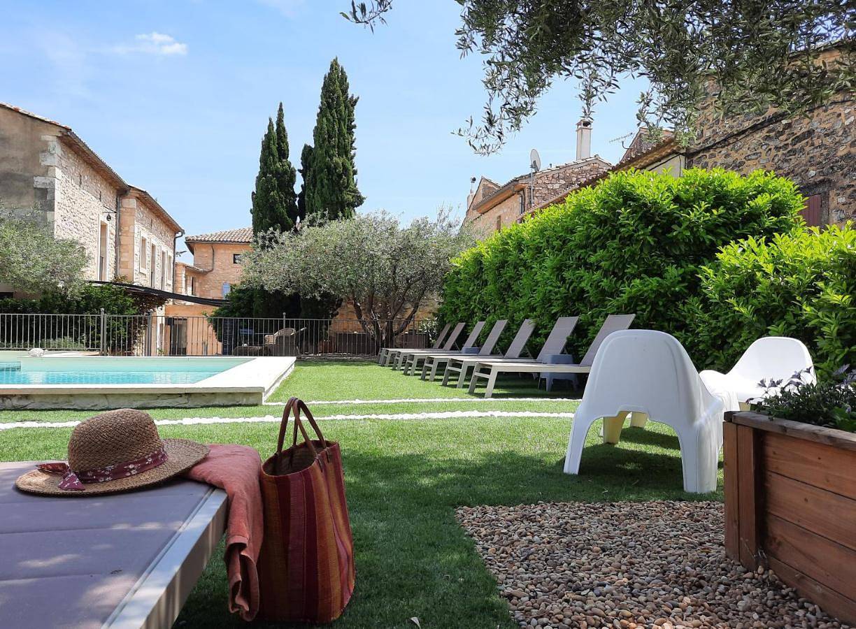 L'Ostal Saint Hilaire d'Ozilhan - Bed & Breakfast in Saint-Hilaire-d'Ozilhan, Région de Nîmes