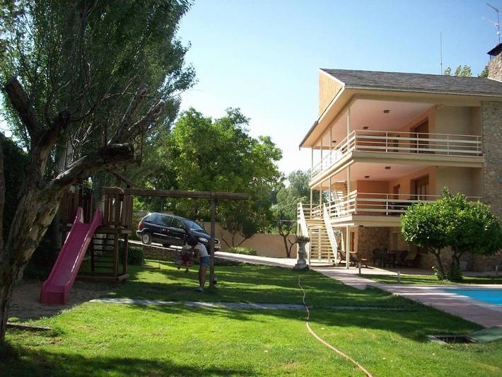 Casa de vacaciones para 10 personas, con Balcón y Terraza además de Jardín y Piscina en Turégano