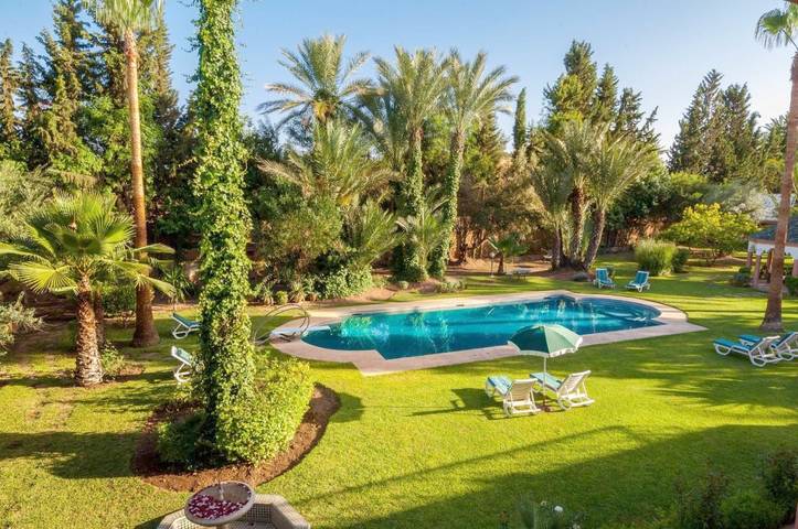 Alojamiento y desayuno para 3 personas, con vistas además de jardín y piscina - 1