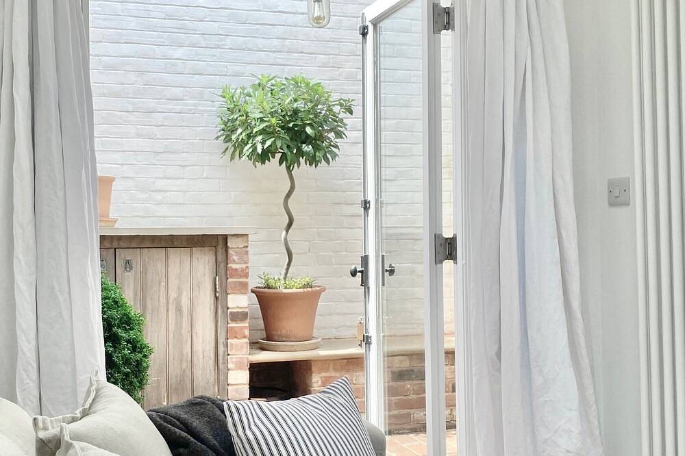 Sea air and starry nights - there's space for two and your four legged friend. in Cromer, Norfolk Coast