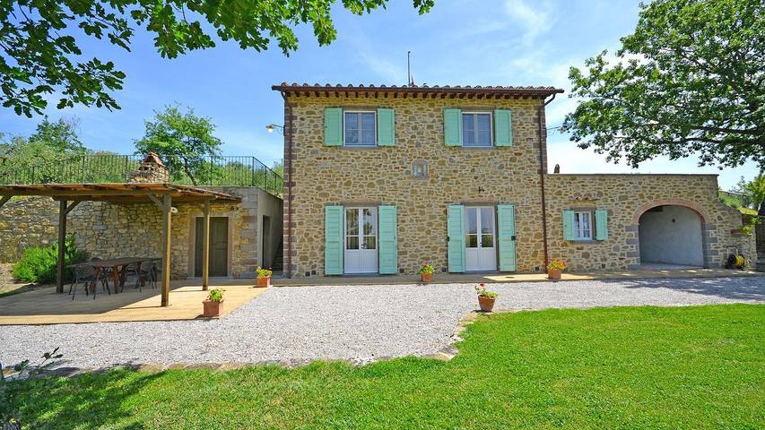 Vacation rental for 6 people, with yard and terrace as well as pool in Cortona