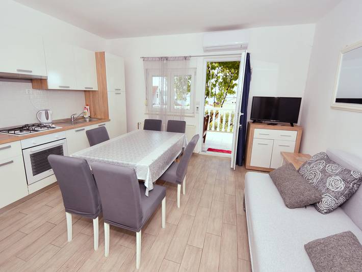 Ferienwohnung für 7 Personen, mit Terrasse in Maslenica