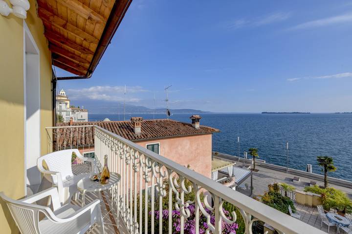 Ferienwohnung für 3 Personen, mit Balkon und Seeblick in Gardone Riviera
