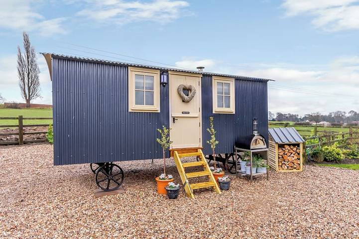 Glamping for 2 people, with garden, with pets in West Yorkshire