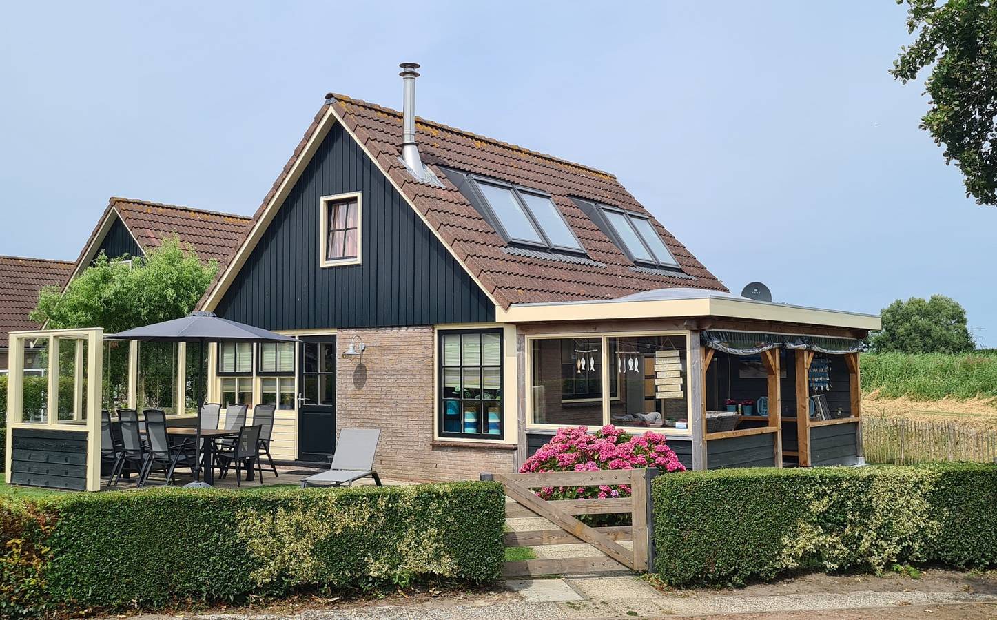 Komfortables Ferienhaus für 10 Personen mit Holzofen und umzäuntem Garten Nähe Nordsee in Niederländische Nordsee