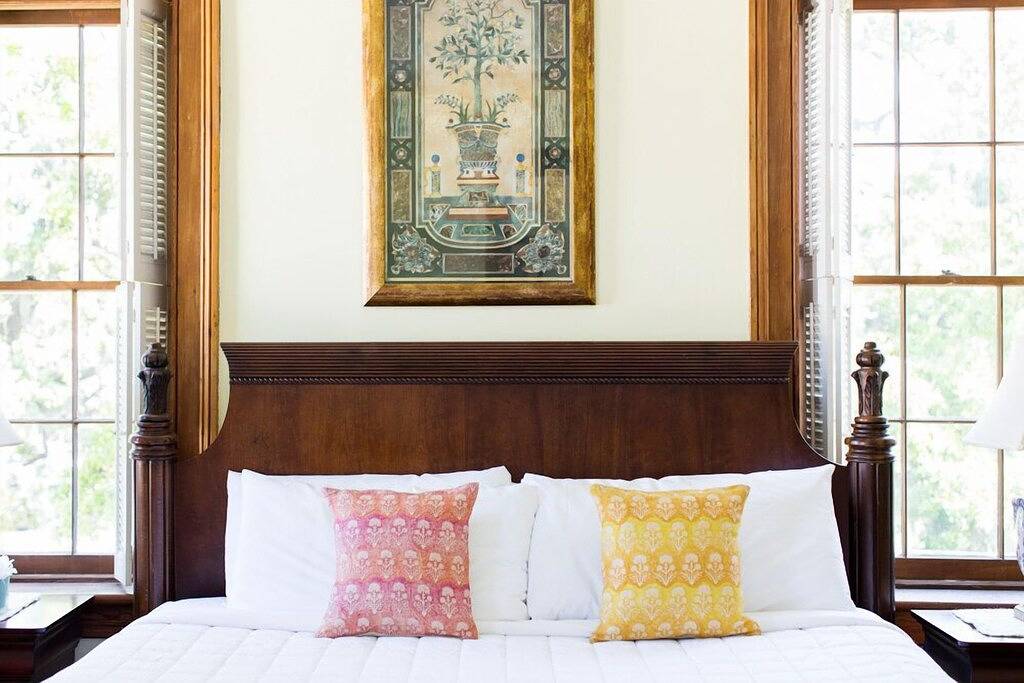 Ganze Wohnung, Bleiben Sie bei Lucky Savannah: Bird Baldwin House mit eigenem Parkplatz und Kingsize-Bett in Savannah, Chatham County