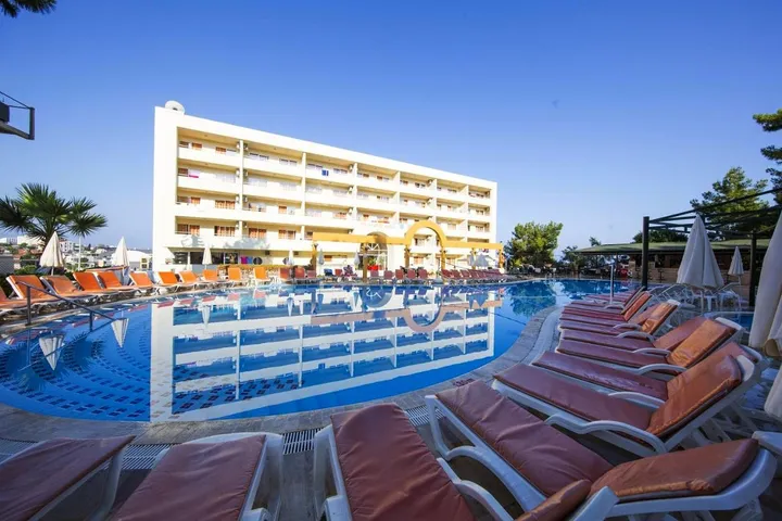 Aparthotel para 4 personas, con vistas además de jardín y piscina - 1