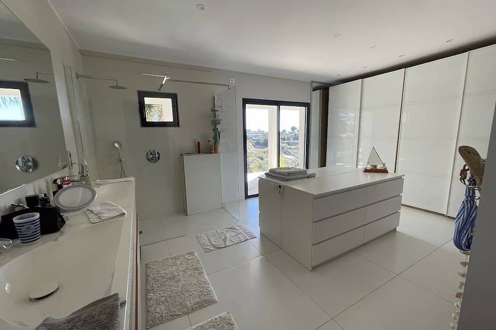 Villa récente contemporaine vue mer et montagnes 10 mn de la plage in Nice, Région de Nice