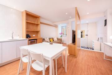 Vacation Rental for 5 Guests in Chiado, Lisbon, Picture 1