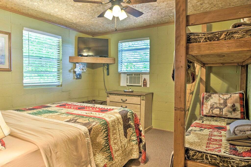 Lakeside Bull Shoals Lake Kabine mit Deck + Ansichten! in Taney County