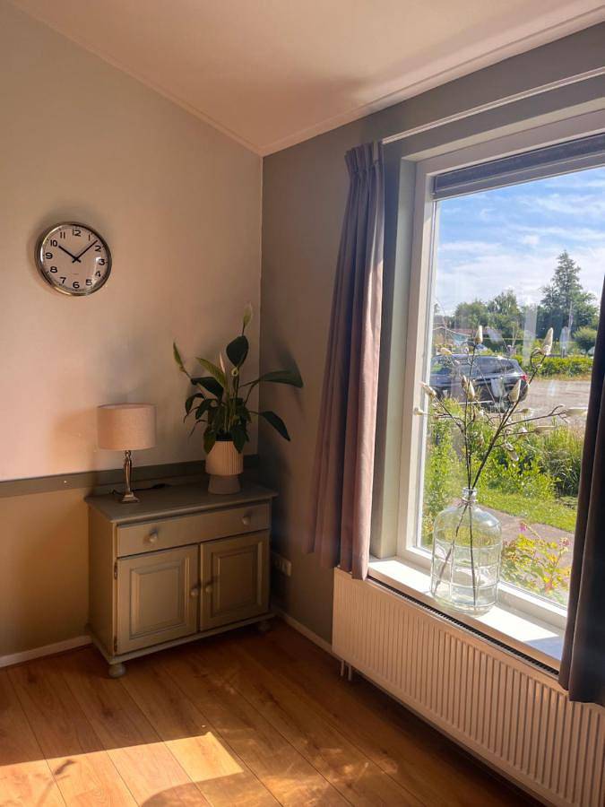 Huis Mosk heeft grote tuin op het zuiden en nabij meer in Nationalpark De Alde Feanen