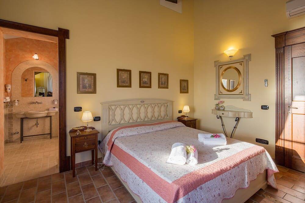 Villa with stunning views of Lake Trasimeno in Passignano sul Trasimeno, Lake Trasimeno