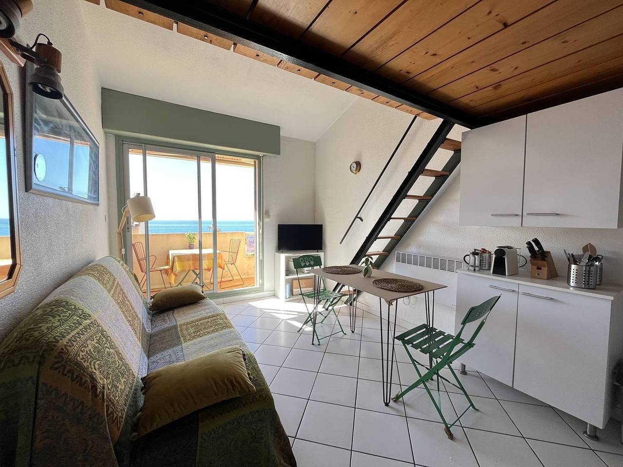 Apartamento vacacional entero, Studio with mezzanine for 2/3 people, Airco, balcony view of the sea, 50m from the beach of Portiragnes plage in Portiragnes Plage, Portiragnes
