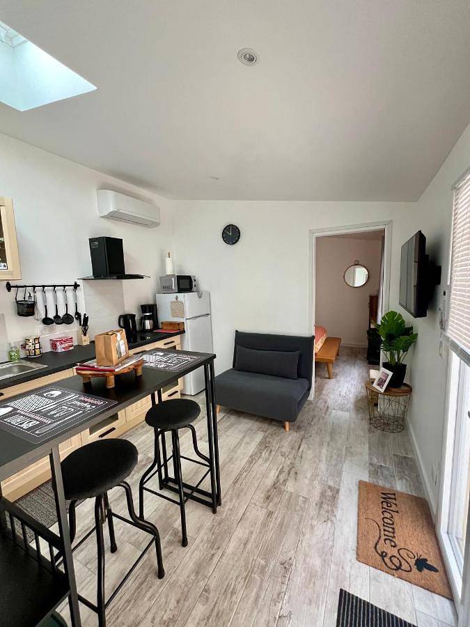 Appartement entier, One-Bedroom Apartment in Venelles, Région d'Aix-en-Provence