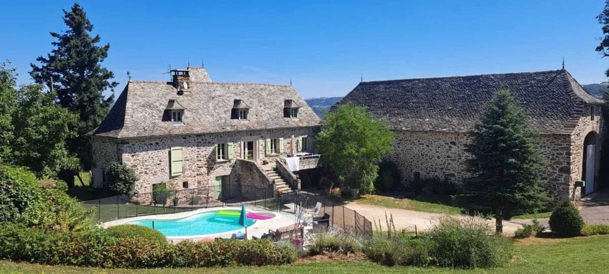 Geräumige Villa mit Pool in Bas-Ségala in La Bastide-l'Évêque, Aveyron