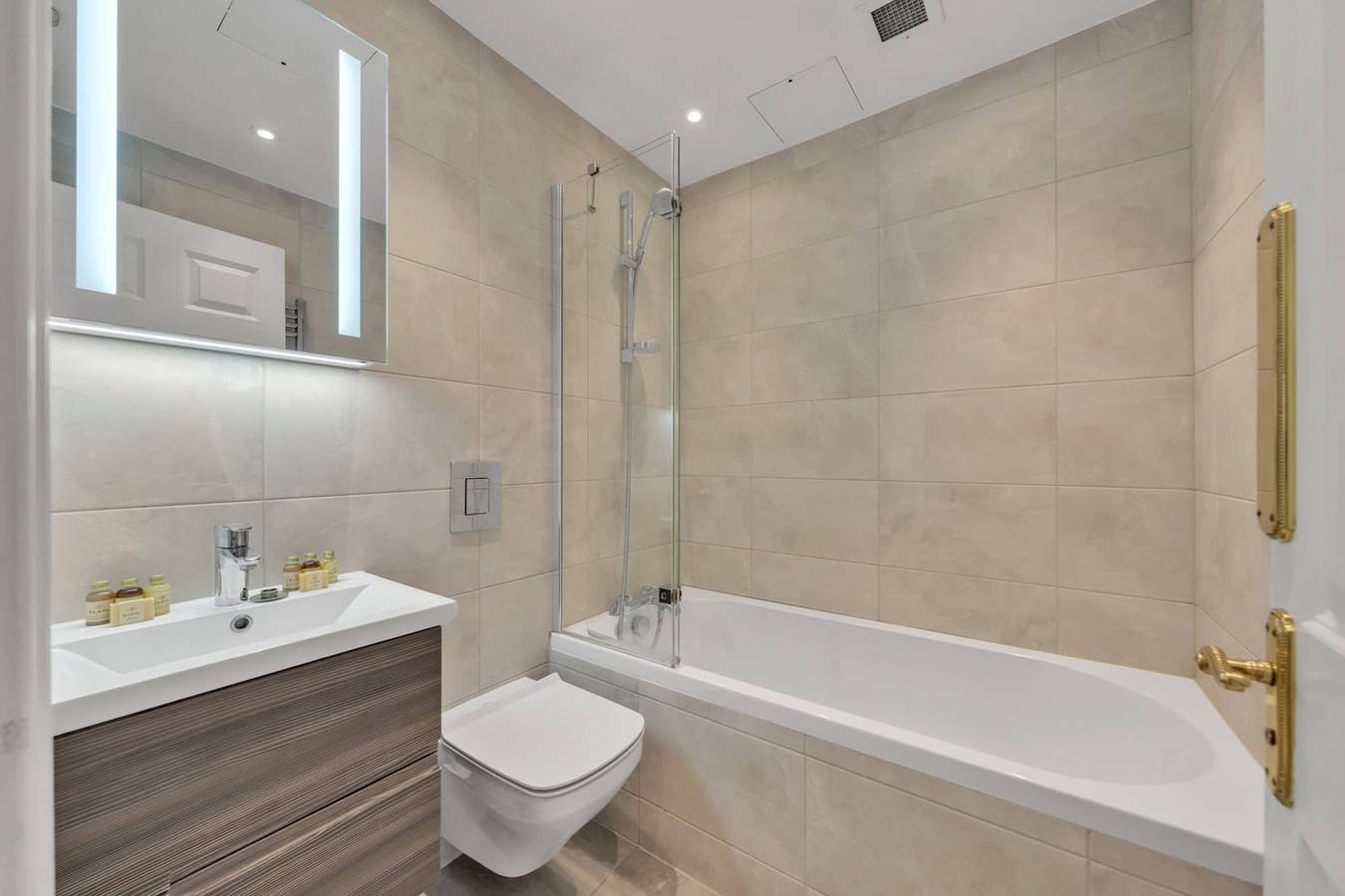 Entire apartment, Charming 2-Bedroom Apartment in Knightsbridge in Kensington and Chelsea, London