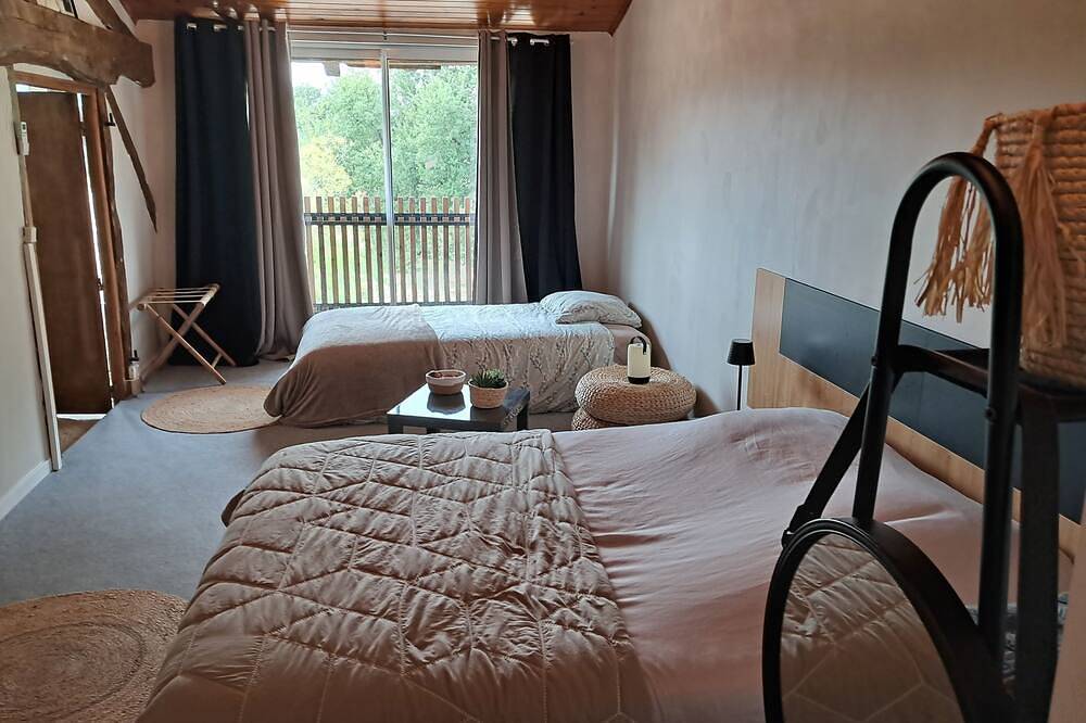 Grand gîte en pierre en pleine nature pour 12 personnes, piscine et boulodrome. in Sarrant, Gers